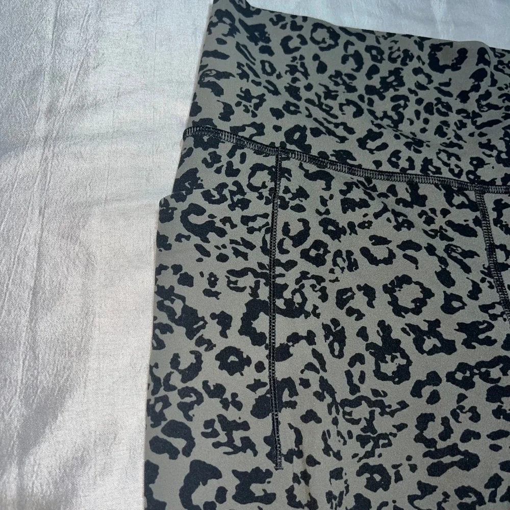 Athleta Salutation II Capri Leggings Olive Green Leopard Print Pockets Womens M